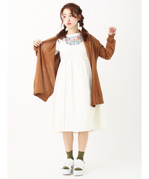 earth music&ecology(アースミュージックアンドエコロジー)の「【3/17放映!ヒルナンデス紹介】【2016Spring】フロント刺繍タックワンピース(ワンピース・レディース・アイボリー/ブラック/ホワイト/レッド・FREE)」の1枚目の写真