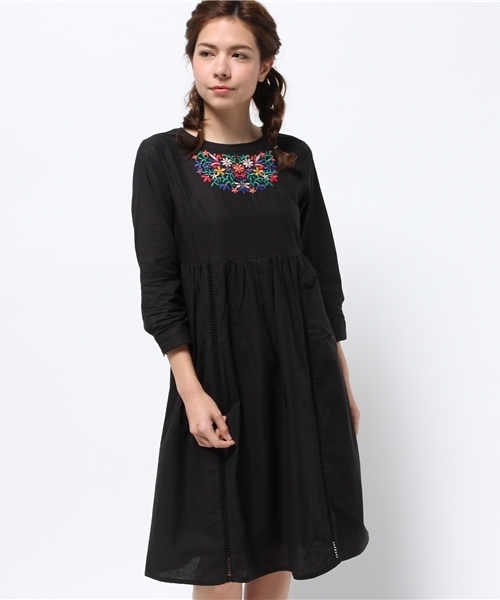 earth music&ecology(アースミュージックアンドエコロジー)の「【3/17放映!ヒルナンデス紹介】【2016Spring】フロント刺繍タックワンピース(ワンピース・レディース・アイボリー/ブラック/ホワイト/レッド・FREE)」の3枚目の写真