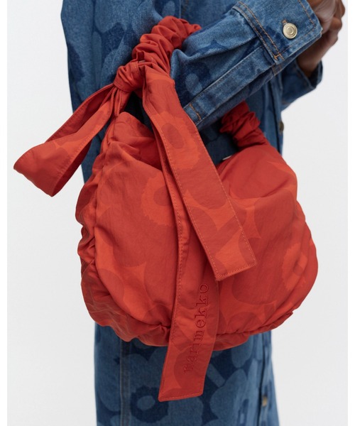 marimekko(マリメッコ)の「Utu Unikko / Crossbody bag M(ショルダーバッグ・レディース・オレンジ/グリーン/ブラック・FREE)」の15枚目の写真