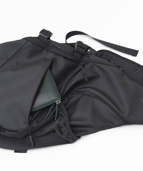 BACKYARD FAMILY(バックヤードファミリー)の「SML エスエムエル THIERRY TECH SHOULDER BAG K904119(ボディバッグ/ウエストポーチ・メンズ・ブラック・FREE)」の11枚目の写真