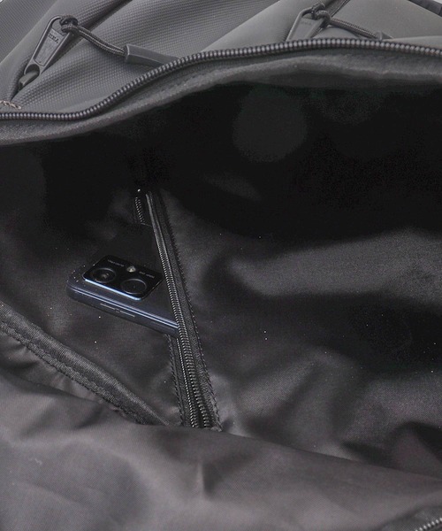 BACKYARD FAMILY(バックヤードファミリー)の「SML エスエムエル THIERRY TECH SHOULDER BAG K904119(ボディバッグ/ウエストポーチ・メンズ・ブラック・FREE)」の4枚目の写真