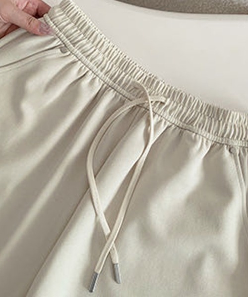 DAY CLOSET(デイ クローゼット)の「ゆったり広がるAライン。ポンチスウェットショートパンツ レディース(スウェットパンツ・レディース・グレー/ブラック/オフホワイト・L/M/XL)」の5枚目の写真