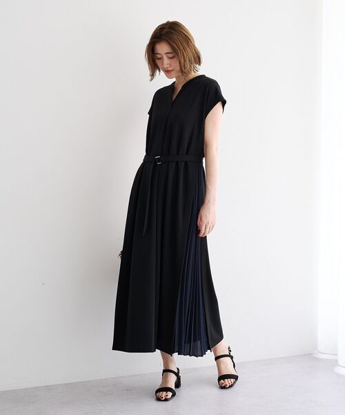 YECCA VECCA(イェッカヴェッカ)の「ベルテッドプリーツ切替ワンピース(ワンピース・レディース・モカ/ブラック・FREE)」の4枚目の写真