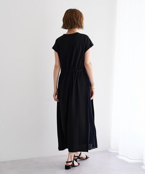 YECCA VECCA(イェッカヴェッカ)の「ベルテッドプリーツ切替ワンピース(ワンピース・レディース・モカ/ブラック・FREE)」の8枚目の写真