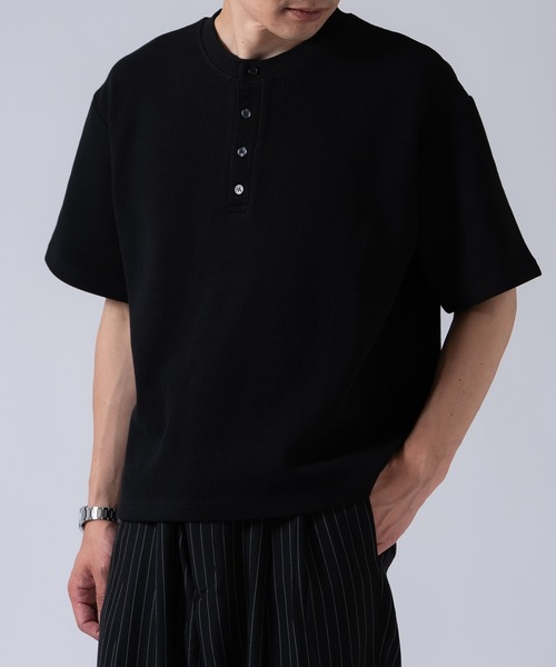 OXA（オグザ）の「ショート丈 ワッフル 無地 半袖ヘンリーネックTシャツ OXA（Tシャツ/カットソー・メンズ・ブラック/グレー・MEDIUM/LARGE）」の3枚目の写真