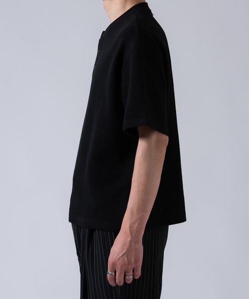 OXA（オグザ）の「ショート丈 ワッフル 無地 半袖ヘンリーネックTシャツ OXA（Tシャツ/カットソー・メンズ・ブラック/グレー・MEDIUM/LARGE）」の4枚目の写真