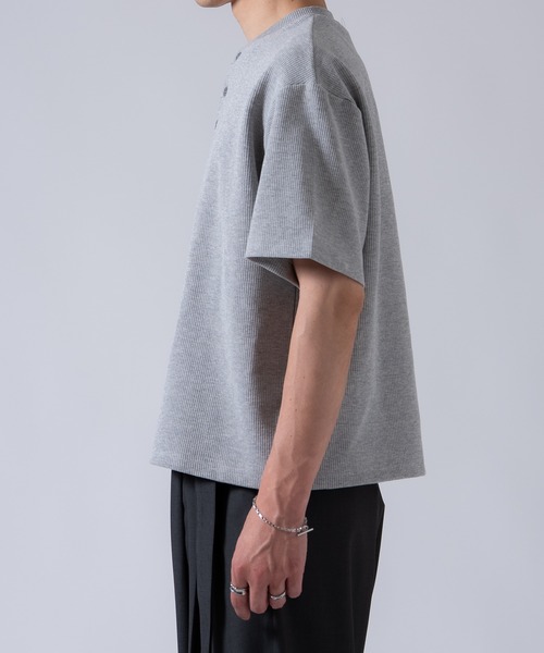 OXA（オグザ）の「ショート丈 ワッフル 無地 半袖ヘンリーネックTシャツ OXA（Tシャツ/カットソー・メンズ・ブラック/グレー・MEDIUM/LARGE）」の8枚目の写真