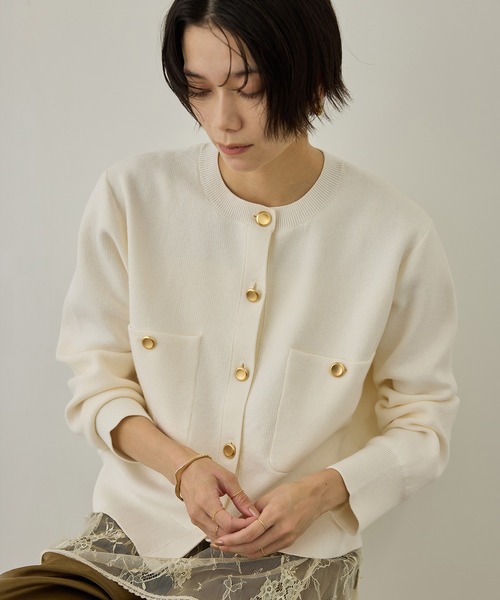 SALON adam et rope'(サロン アダム エ ロペ)の「【WEB限定】スウェットライクメタルボタンカーディガン(カーディガン/ボレロ・レディース・ブラック/オフホワイト/キャメル・FREE)」の5枚目の写真