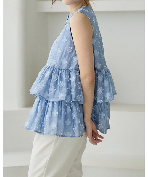 BIRTHDAY BASH(バースデイバッシュ)の「FLOWER SHEER TRIPLE FRILL TOPS(フラワーシアートリプルフリルトップス)(シャツ/ブラウス・レディース・ブルー/ホワイト・FREE)」の5枚目の写真