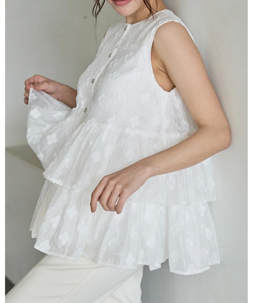 BIRTHDAY BASH(バースデイバッシュ)の「FLOWER SHEER TRIPLE FRILL TOPS(フラワーシアートリプルフリルトップス)(シャツ/ブラウス・レディース・ブルー/ホワイト・FREE)」の11枚目の写真
