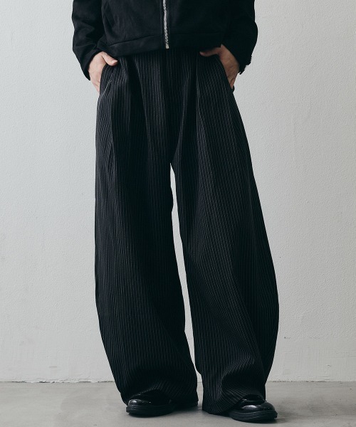 Shoowtime(ショウタイム)の「2-Way Tuck Stripe Wide-Leg Trousers / 2WAYタック ストライプワイドスラックス(スラックス・メンズ・ブラック・X-LARGE/LARGE/MEDIUM)」の1枚目の写真