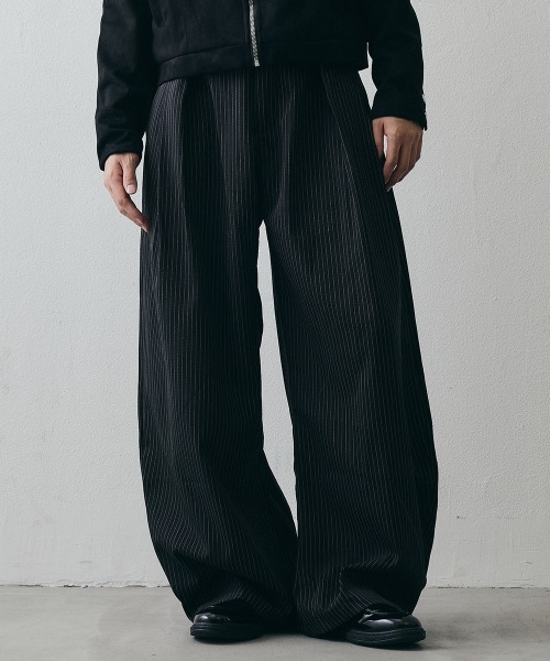 Shoowtime(ショウタイム)の「2-Way Tuck Stripe Wide-Leg Trousers / 2WAYタック ストライプワイドスラックス(スラックス・メンズ・ブラック・X-LARGE/LARGE/MEDIUM)」の2枚目の写真