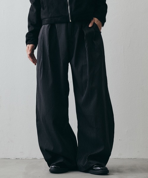Shoowtime(ショウタイム)の「2-Way Tuck Stripe Wide-Leg Trousers / 2WAYタック ストライプワイドスラックス(スラックス・メンズ・ブラック・X-LARGE/LARGE/MEDIUM)」の3枚目の写真