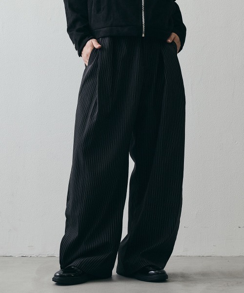 Shoowtime(ショウタイム)の「2-Way Tuck Stripe Wide-Leg Trousers / 2WAYタック ストライプワイドスラックス(スラックス・メンズ・ブラック・X-LARGE/LARGE/MEDIUM)」の4枚目の写真