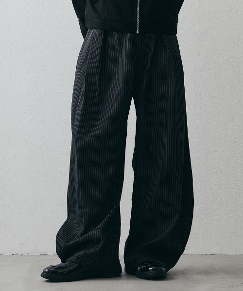 Shoowtime(ショウタイム)の「2-Way Tuck Stripe Wide-Leg Trousers / 2WAYタック ストライプワイドスラックス(スラックス・メンズ・ブラック・X-LARGE/LARGE/MEDIUM)」の5枚目の写真