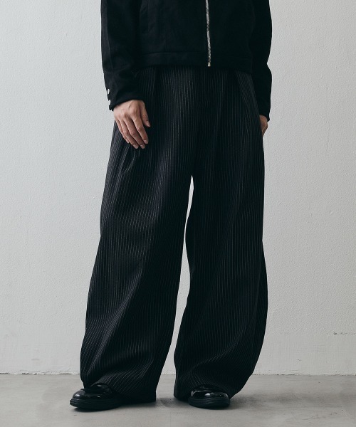 Shoowtime(ショウタイム)の「2-Way Tuck Stripe Wide-Leg Trousers / 2WAYタック ストライプワイドスラックス(スラックス・メンズ・ブラック・X-LARGE/LARGE/MEDIUM)」の6枚目の写真