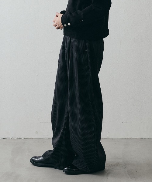 Shoowtime(ショウタイム)の「2-Way Tuck Stripe Wide-Leg Trousers / 2WAYタック ストライプワイドスラックス(スラックス・メンズ・ブラック・X-LARGE/LARGE/MEDIUM)」の7枚目の写真