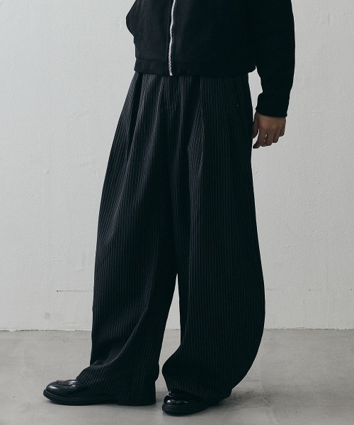 Shoowtime(ショウタイム)の「2-Way Tuck Stripe Wide-Leg Trousers / 2WAYタック ストライプワイドスラックス(スラックス・メンズ・ブラック・X-LARGE/LARGE/MEDIUM)」の8枚目の写真