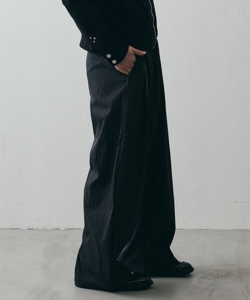 Shoowtime(ショウタイム)の「2-Way Tuck Stripe Wide-Leg Trousers / 2WAYタック ストライプワイドスラックス(スラックス・メンズ・ブラック・X-LARGE/LARGE/MEDIUM)」の9枚目の写真
