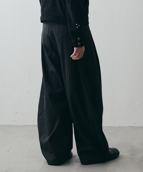 Shoowtime(ショウタイム)の「2-Way Tuck Stripe Wide-Leg Trousers / 2WAYタック ストライプワイドスラックス(スラックス・メンズ・ブラック・X-LARGE/LARGE/MEDIUM)」の10枚目の写真