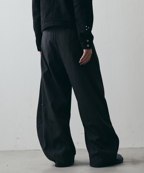 Shoowtime(ショウタイム)の「2-Way Tuck Stripe Wide-Leg Trousers / 2WAYタック ストライプワイドスラックス(スラックス・メンズ・ブラック・X-LARGE/LARGE/MEDIUM)」の11枚目の写真