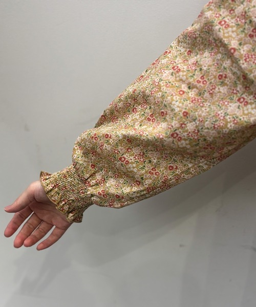 SELF+SERVICE（セルフサービス）の「襟シャーリング花柄ブラウス　オーガニックコットン入（シャツ/ブラウス・レディース・イエロー/ブルー系その他・M/L/XL）」の11枚目の写真