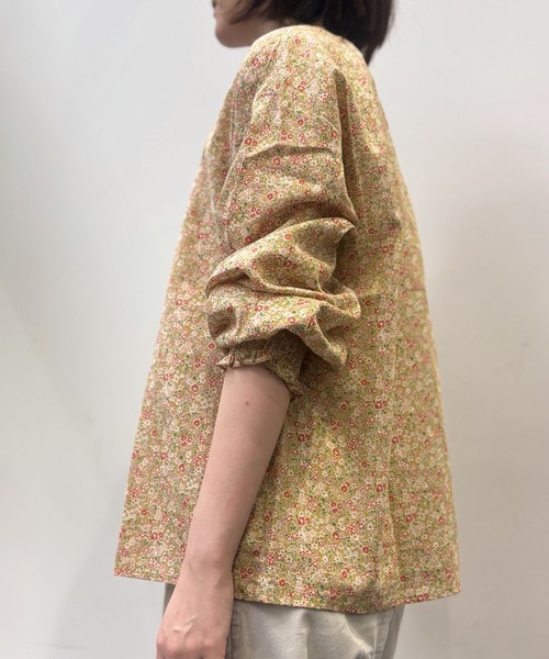 SELF+SERVICE（セルフサービス）の「襟シャーリング花柄ブラウス　オーガニックコットン入（シャツ/ブラウス・レディース・イエロー/ブルー系その他・M/L/XL）」の4枚目の写真