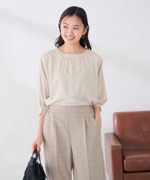 a.v.v(アーヴェヴェ)の「ギャザーネック ドルマンスリーブ トップス(Tシャツ/カットソー・レディース・グリーン/ブラック/グレー系その他・36/38/40)」の3枚目の写真