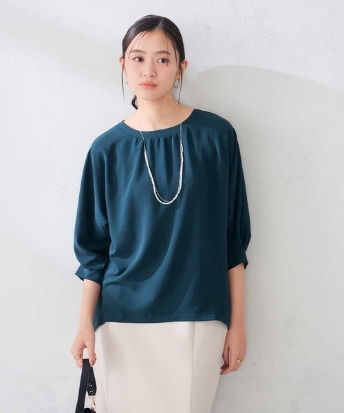 a.v.v(アーヴェヴェ)の「ギャザーネック ドルマンスリーブ トップス(Tシャツ/カットソー・レディース・グリーン/ブラック/グレー系その他・36/38/40)」の1枚目の写真