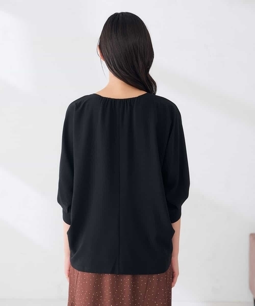 a.v.v(アーヴェヴェ)の「ギャザーネック ドルマンスリーブ トップス(Tシャツ/カットソー・レディース・グリーン/ブラック/グレー系その他・36/38/40)」の17枚目の写真