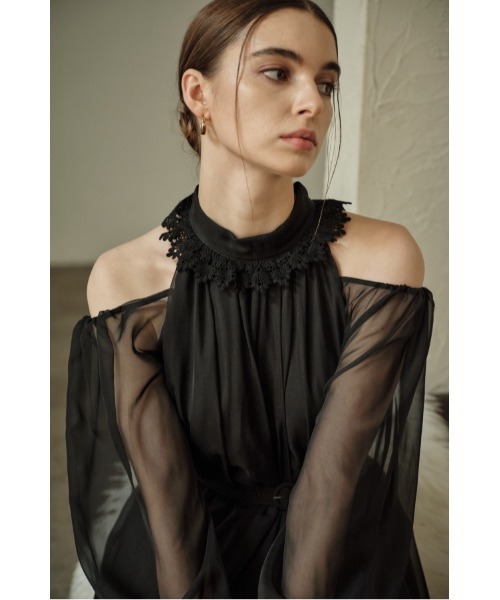 ERADIE(エラディエ)の「Open Shoulder Lace Dress オープンショルダーレースドレス(ワンピース・レディース・ブラック/オフホワイト・FREE)」の5枚目の写真
