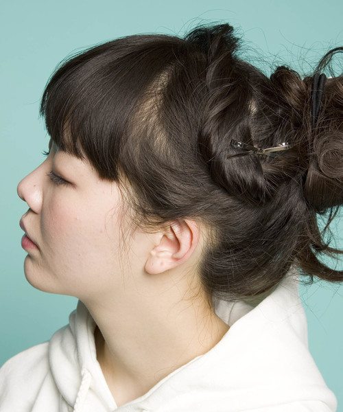 PLAIN CLOTHING(プレーンクロージング)の「リボンモチーフヘアコーム(その他ヘアアクセサリー・レディース・シルバー/ゴールド・FREE)」の1枚目の写真