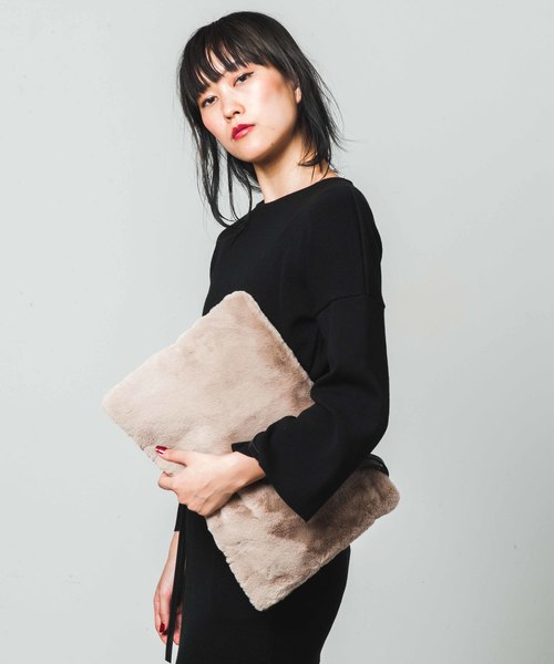 Laugoa(ラウゴア)の「【LAUGOA】フェイクファービッグクラッチ Oreiller/0173-30005 (クラッチバッグ・レディース・ワインレッド/ベージュ/ネイビー・FREE)」の2枚目の写真