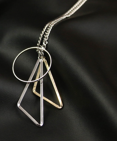 Confirm（コンファーム）の「Confirm / コンファーム トライアングルリングチェーンネックレス（ネックレス・メンズ・グレー・FREE）」の5枚目の写真