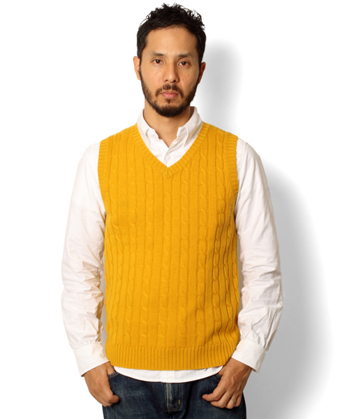 BEAMS PLUS(ビームスプラス)の「□BEAMS PLUS / ケーブル Vネック ベスト(ベスト・メンズ・ライトグレー/イエロー系その他/ネイビー・SMALL/MEDIUM/LARGE/X-LARGE)」の1枚目の写真