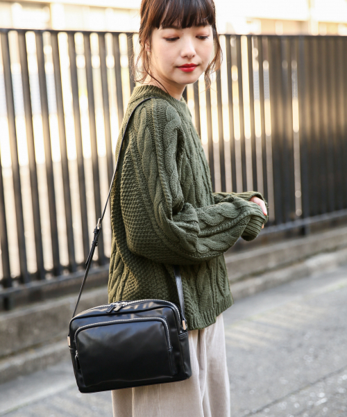 LOWRYS FARM（ローリーズファーム）の「ＺＩＰショルダー　821253（ショルダーバッグ・レディース・ブラック/ベージュ・FREE）」の4枚目の写真