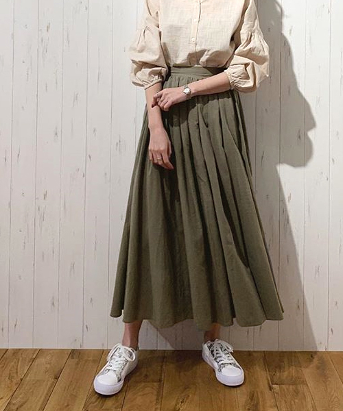 KOBE LETTUCE（コウベレタス）の「リネン風タックギャザーマキシスカート【セットアップOK】（スカート・レディース・ベージュ/ネイビー/オフホワイト/カーキ/グリーン/マスタード/ラベンダー/ホワイト系その他・FREE）」の4枚目の写真
