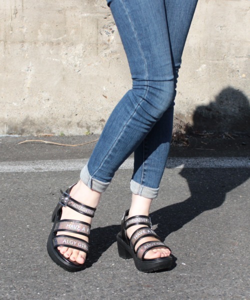 algy（アルジー）の「【ALGY】ロゴ入りワイドベルトヒールサンダル（サンダル・キッズ・イエロー/ピンク/ブラック/ホワイト・23.0cm/19.0cm/20.0cm/21.0cm/22.0cm/24.0cm）」の3枚目の写真