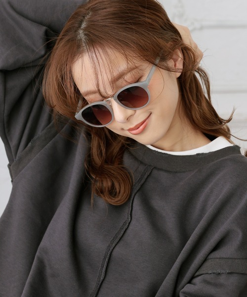 DONOBAN（ドノバン）の「【UVカット率 99％以上】 スモークレンズサングラス（サングラス・レディース・チャコールグレー/グレー系その他/モカ・ONESIZE）」の17枚目の写真