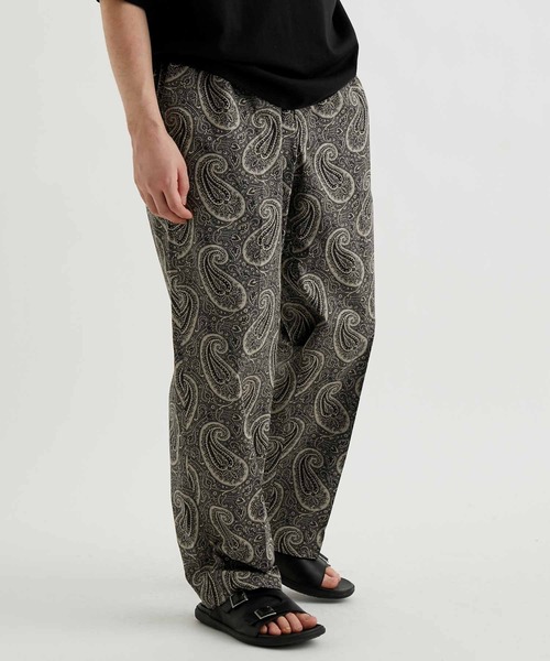 ADAM ET ROPE'(アダムエロペ)の「ペイズリーブロード テーパードイージーパンツ(その他パンツ・メンズ・ブラウン系その他/レッド系その他・M/L)」の2枚目の写真