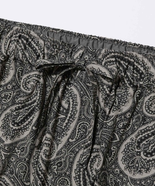 ADAM ET ROPE'(アダムエロペ)の「ペイズリーブロード テーパードイージーパンツ(その他パンツ・メンズ・ブラウン系その他/レッド系その他・M/L)」の4枚目の写真