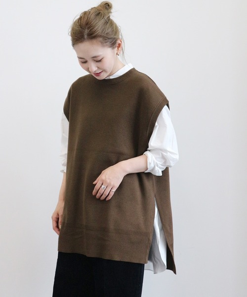 AMERICAN HOLIC（アメリカンホリック）の「クルーネックサイドスリットニットベスト（ニット/セーター・レディース・ブラック/ブラウン/ライトベージュ・FREE）」の2枚目の写真