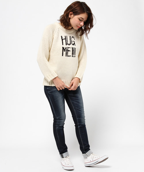 Ray BEAMS（レイビームス）の「Ray BEAMS / "HUG ME!!!" ロゴ クルーネックニット（ニット/セーター・レディース・オフホワイト/チャコールグレー・ONE SIZE）」の9枚目の写真