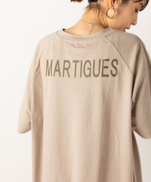 NOLLEY’S(ノーリーズ)の「バックMARTIGUES Tシャツワンピース(ワンピース・レディース・ブラック/グレイッシュベージュ・FREE)」の2枚目の写真