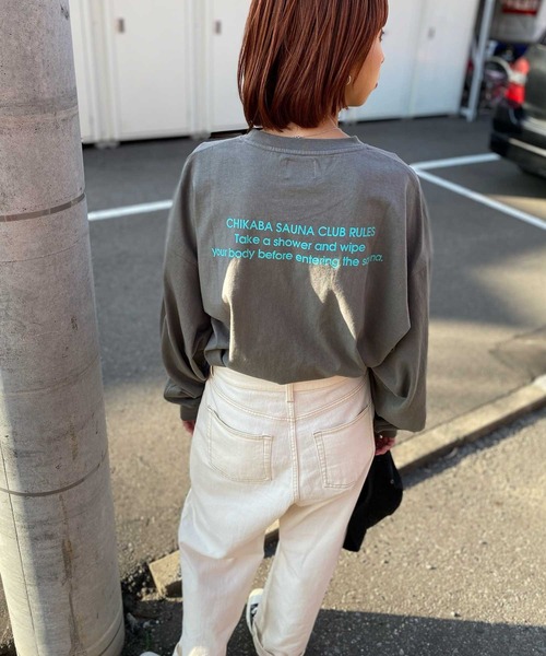 CHIKABA（チカバ）の「【CHIKABA SAUNA CLUB 】 オーバーサイズ ロングTシャツ（Tシャツ/カットソー・レディース・ホワイト/ブラック/チャコール/ホワイト系/ホワイト系1/ホワイト系2/ブラック系1/グレー系・MEDIUM/LARGE）」の8枚目の写真