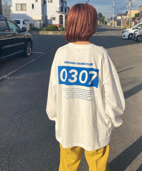 CHIKABA（チカバ）の「【CHIKABA SAUNA CLUB 】 オーバーサイズ ロングTシャツ（Tシャツ/カットソー・レディース・ホワイト/ブラック/チャコール/ホワイト系/ホワイト系1/ホワイト系2/ブラック系1/グレー系・MEDIUM/LARGE）」の2枚目の写真