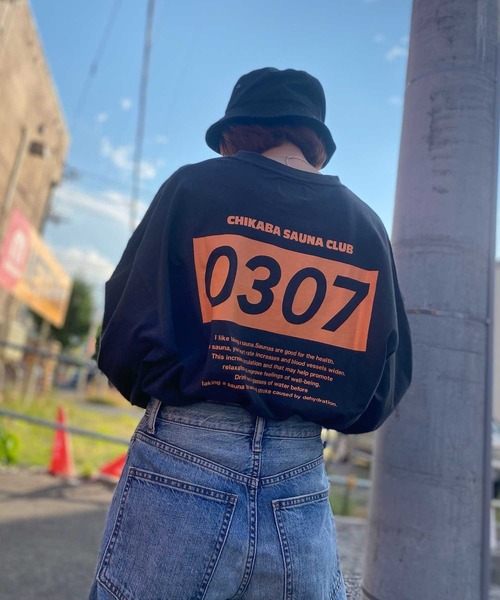 CHIKABA（チカバ）の「【CHIKABA SAUNA CLUB 】 オーバーサイズ ロングTシャツ（Tシャツ/カットソー・レディース・ホワイト/ブラック/チャコール/ホワイト系/ホワイト系1/ホワイト系2/ブラック系1/グレー系・MEDIUM/LARGE）」の6枚目の写真