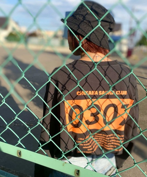 CHIKABA（チカバ）の「【CHIKABA SAUNA CLUB 】 オーバーサイズ ロングTシャツ（Tシャツ/カットソー・レディース・ホワイト/ブラック/チャコール/ホワイト系/ホワイト系1/ホワイト系2/ブラック系1/グレー系・MEDIUM/LARGE）」の12枚目の写真