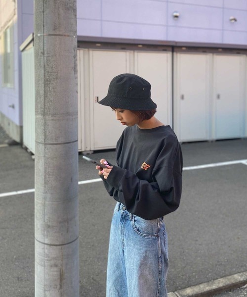 CHIKABA（チカバ）の「【CHIKABA SAUNA CLUB 】 オーバーサイズ ロングTシャツ（Tシャツ/カットソー・レディース・ホワイト/ブラック/チャコール/ホワイト系/ホワイト系1/ホワイト系2/ブラック系1/グレー系・MEDIUM/LARGE）」の21枚目の写真