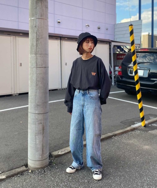 CHIKABA（チカバ）の「【CHIKABA SAUNA CLUB 】 オーバーサイズ ロングTシャツ（Tシャツ/カットソー・レディース・ホワイト/ブラック/チャコール/ホワイト系/ホワイト系1/ホワイト系2/ブラック系1/グレー系・MEDIUM/LARGE）」の9枚目の写真